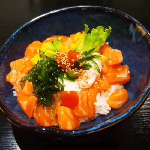 Lachs (roh) mit Gemüse und pochiertem Ei (scharf)