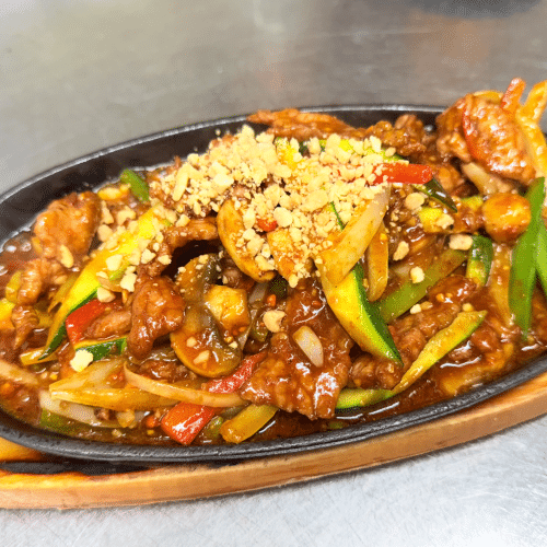 Sautiertes Rindfleisch mit Erdnuss-Sataysauce