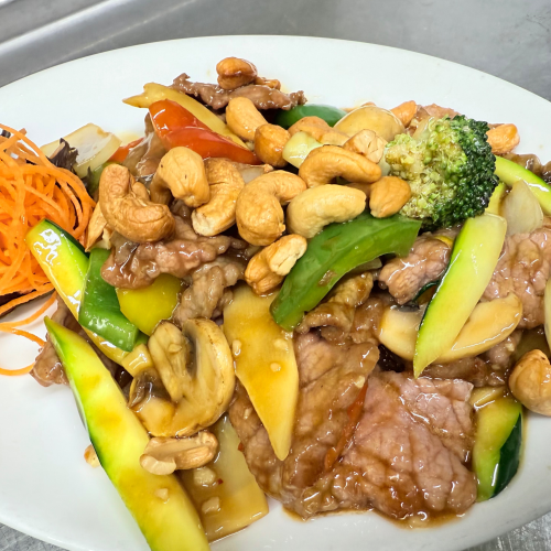 Sautiertes Rindfleisch mit Kernelnüssen