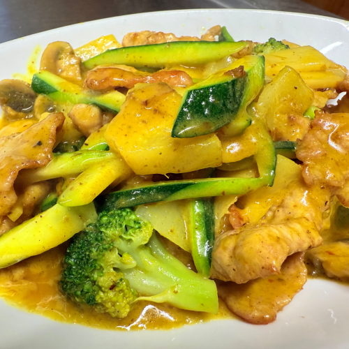 Schweinefleisch mit gelber Currysauce (scharf)