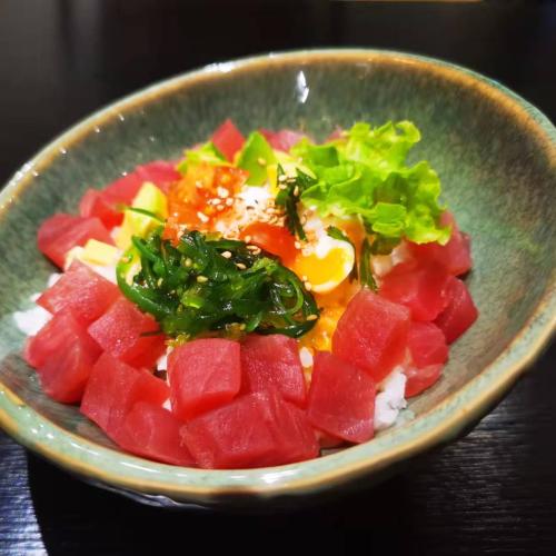 Thunfisch (roh) mit Gemüse und pochiertem Ei (scharf)