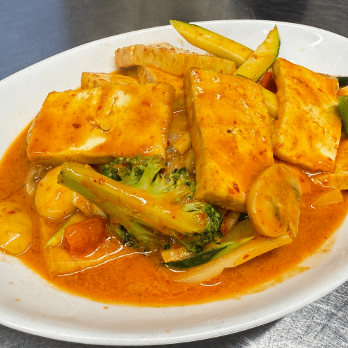 Tofu mit roter Thai-Currysauce (leicht scharf)