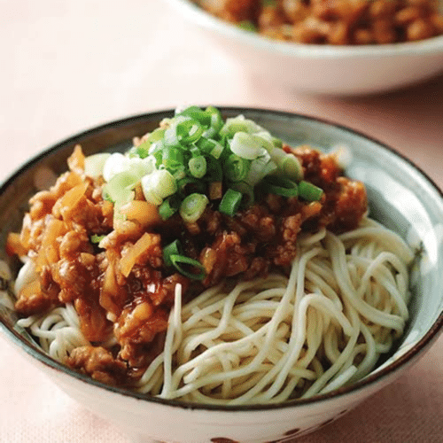 Lauwarme Nudeln mit Rinderhackfleisch an scharfer Sauce