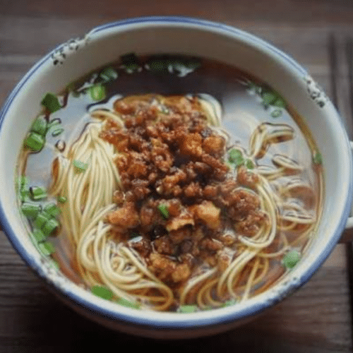 Scharfe Nudelsuppe mit Rinderhackfleisch