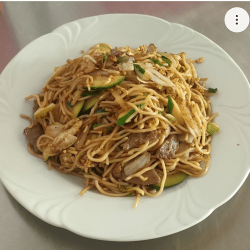 Gebratene Glasnudeln mit Rindfleisch und Gemuse