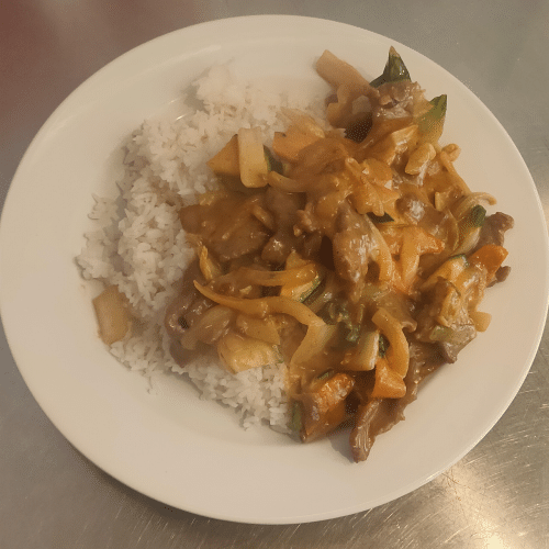 Rotes Currymit Rindfleisch (scharf)