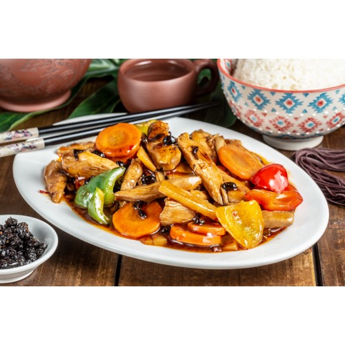 8842.Poulet aux haricots noirs avec riz cantonais