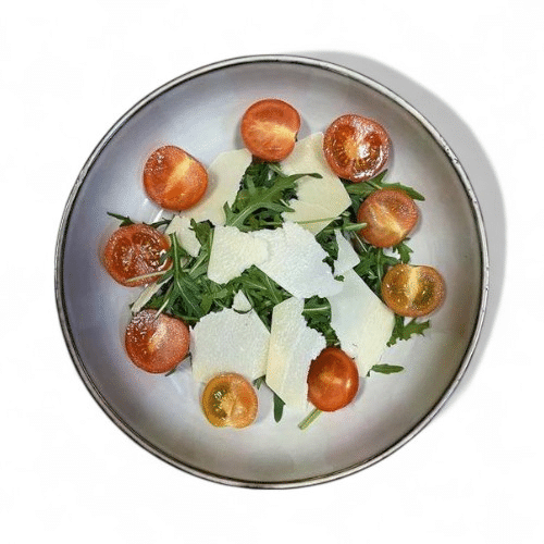 Rucolasalat mit Kirschtomaten und Parmesanstreifen