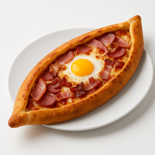 Pide mit Hinterschinken, Salami, Speck und Ei
