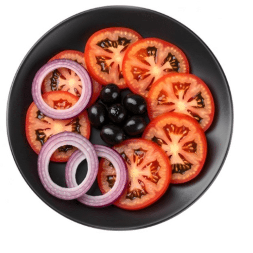 Tomatensalat mit roten Zwiebeln und Oliven