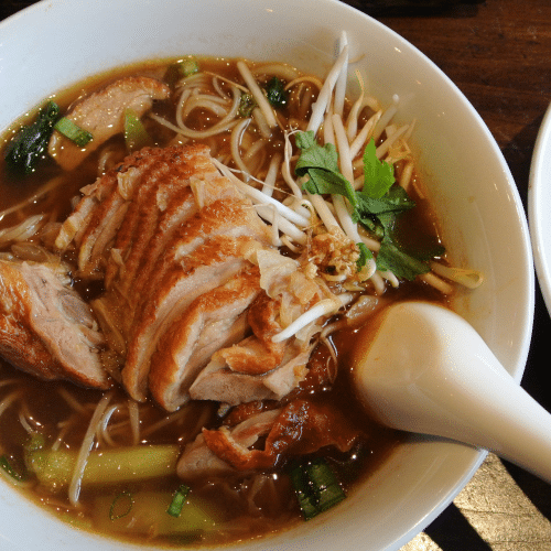 Chinesische Nudelsuppe mit Entenfleisch