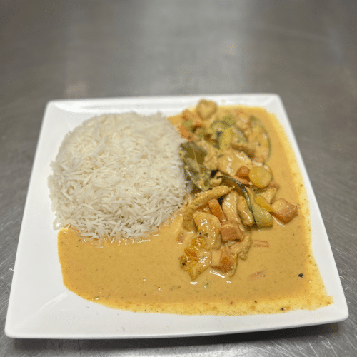 Ries und Curry mit Poulet und Gemüse