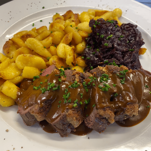 Rehrücken-Medaillons, Wildrahmsauce, Spätzli & Rotkraut