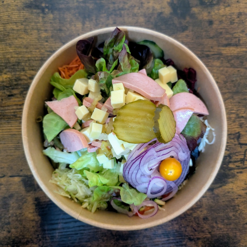 Salat Bowl Wurst Käse garniert