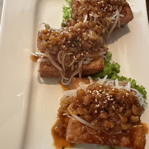 Tofu Goreng avec sauce de cacahuètes 炸豆腐
