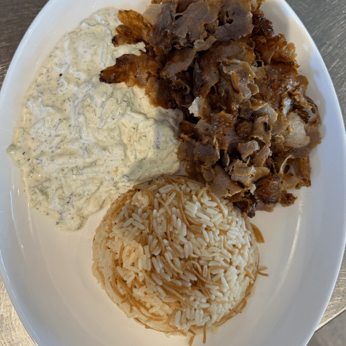 Dönerteller mit Reis und Tzatziki (Poulet)