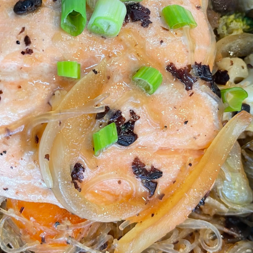 Irischer Bio Lachs mit Glasnudeln & fermentierten Schwarzbohnen