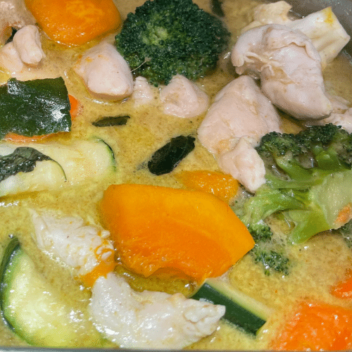 Schweizer Pouletinnenfilet mit grünem Curry (mittelscharf)