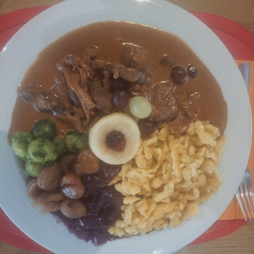 Rehschnitzel an Wildrahmsauce
