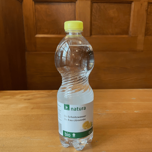 Schnitzwasser mit Zitrone