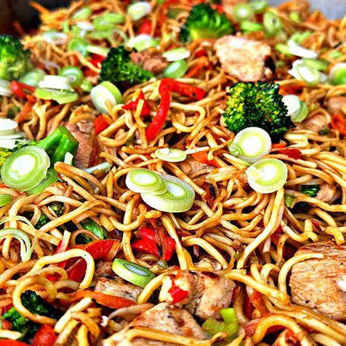 Chinesische Nudeln an Curry-Kokos-Sauce mit Crevetten (scharf)