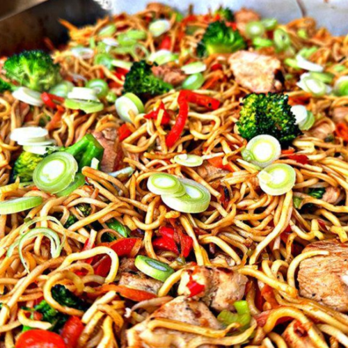 Chinesische Nudeln an Curry-Kokos-Sauce mit Poulet (scharf)