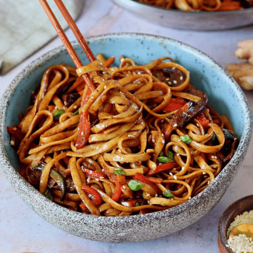 Gebratene Thai-Nudeln mit Crevetten und Gemüse