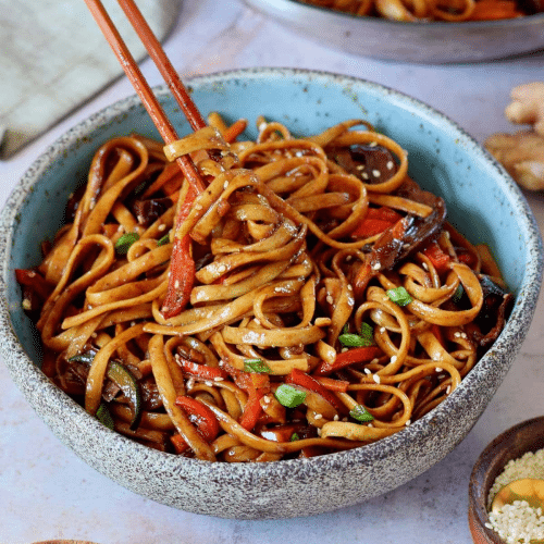 Gebratene Thai-Nudeln mit frischem Gemüse