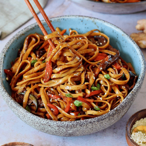 Gebratene Thai-Nudeln mit Poulet und Gemüse