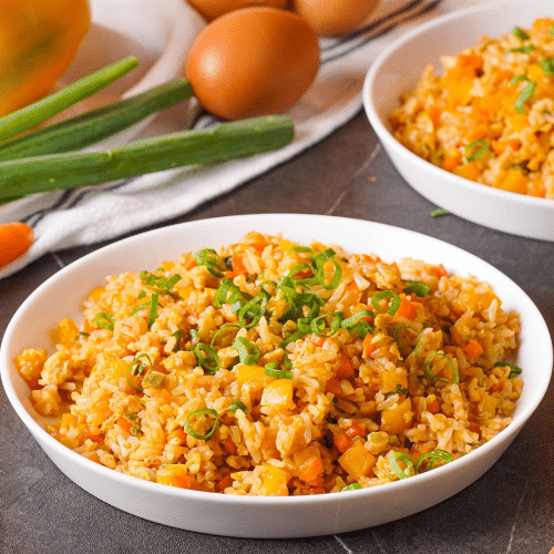 Gebratener Eier-Reis mit Gemüse und Poulet