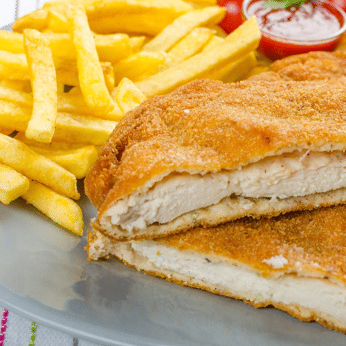 Pouletbrust im Backteig mit Pommes Frites