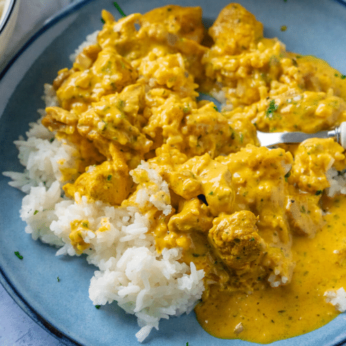 Reis an Curry-Kokos-Sauce mit Poulet (scharf)