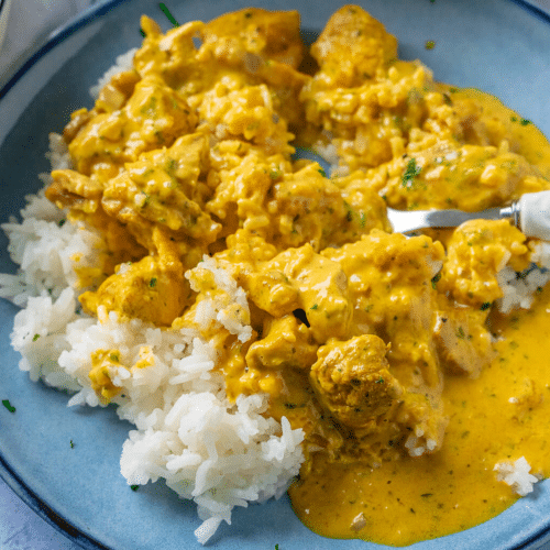 Reis an milder Curry-Sauce mit Poulet