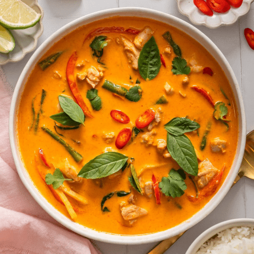Rotes Thai Curry mit Poulet und Thai-Nudeln