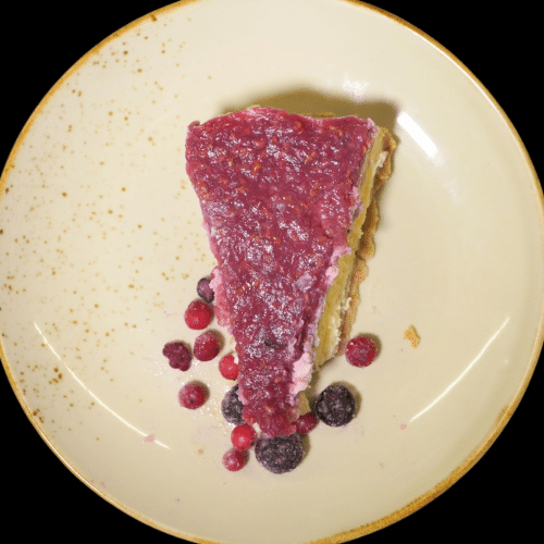 Hausgemachter Cheesecake mit Beerensauce