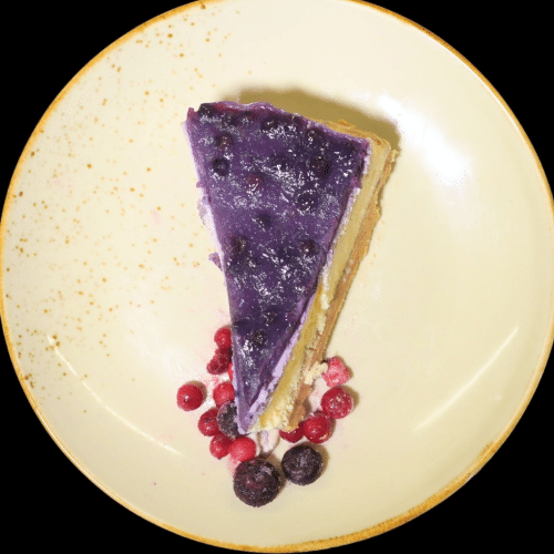 Hausgemachter Cheesecake mit Heidelbeersauce