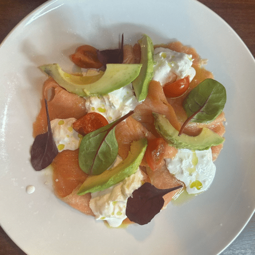 Avocado, Burrata und Lachs