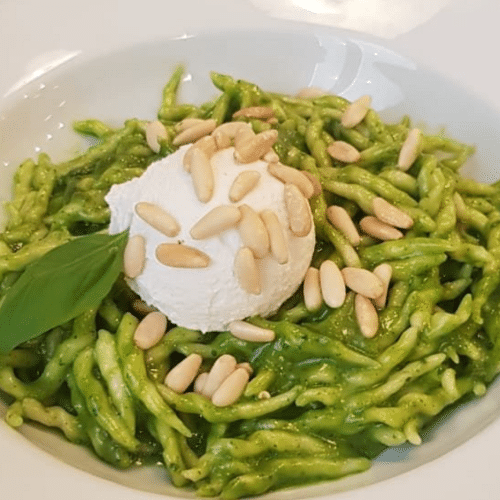 Strozzapreti al pesto, burrata e pinoli