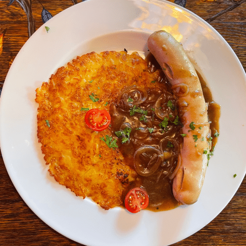 Kalbsbratwurst mit Zwiebelsauce und Rösti