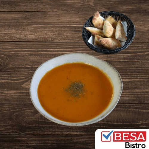 Linsensuppe mit hausgemachtem frischem Brot