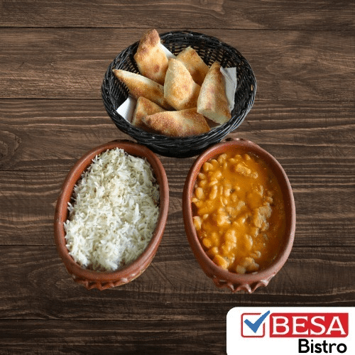 Portion Reis, Portion gekochte Bohnen, Frisches Brot