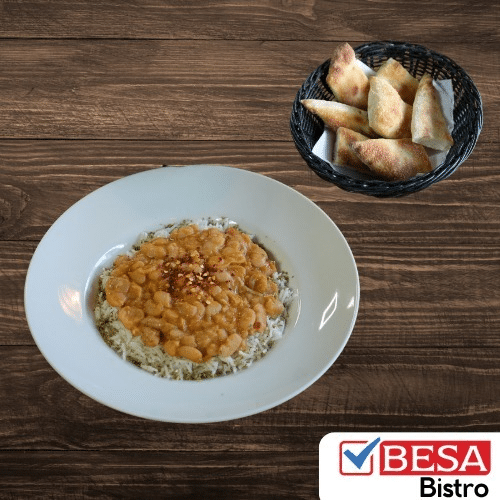 Reis mit gekochten Bohnen und frischem hausgemachtem Brot