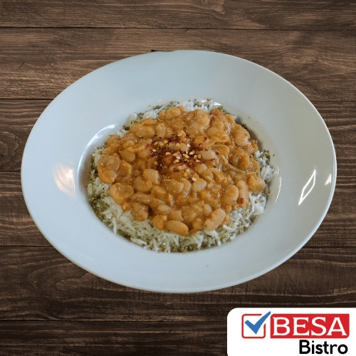 Reis mit gekochten Bohnen