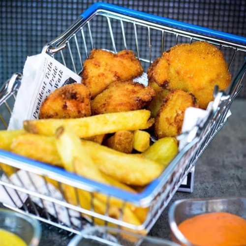 Chicken Nuggets mit Pommes Frites (15 Stück)