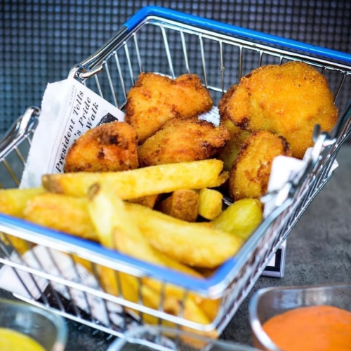 Chicken Nuggets mit Pommes Frites (25 Stück)
