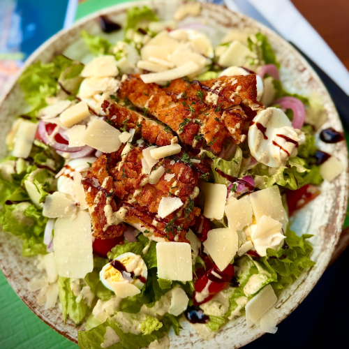 Salade et poulet croustillant maison