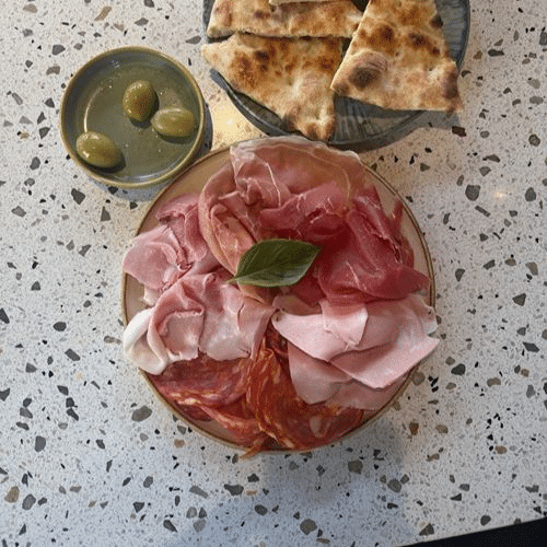Piatti di salumi misti con focaccia