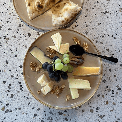 Selezione di formaggi con focaccia