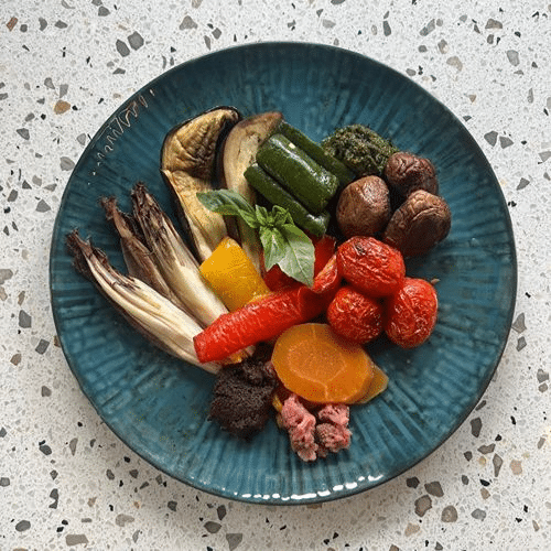 Verdure di stagione al forno con sottaceti e focaccia (vegan)