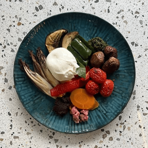 Verdure di stagione al forno con sottaceti e burratina